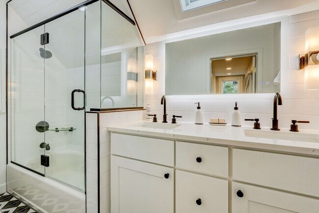 Building Photo - 2105 S Fillmore St