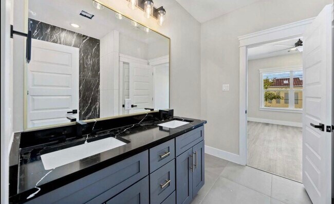 Building Photo - 4624 Mayflower St