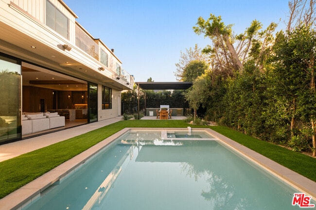 Building Photo - 565 Toyopa Dr