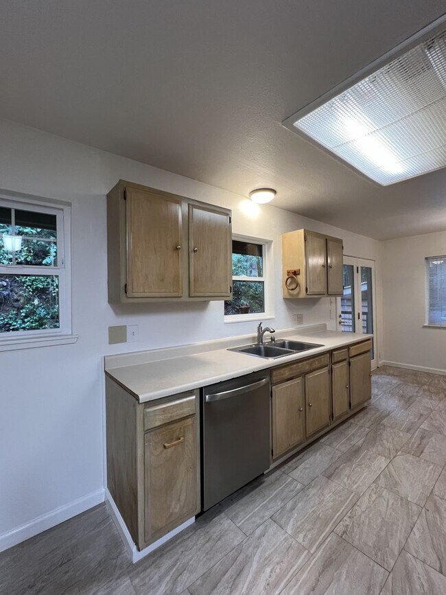 Building Photo - 1,192 Square Foot 3 bedroom, 2 bath privat...