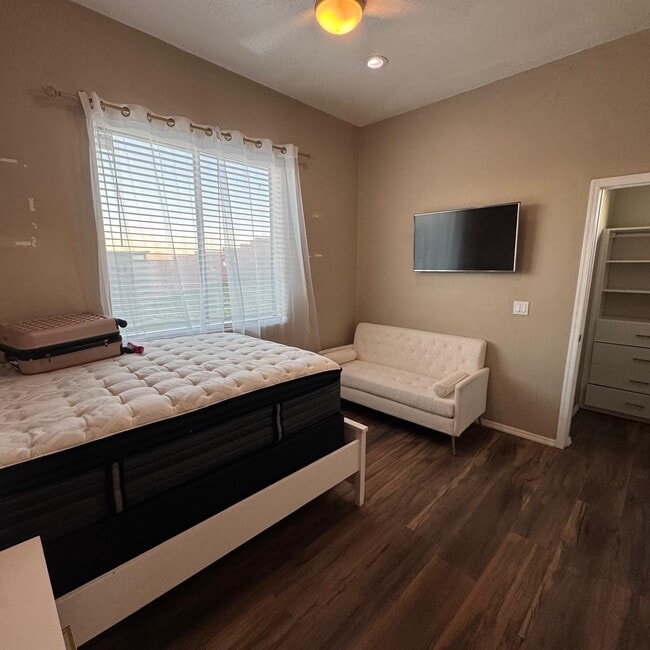 Building Photo - 1111 Vista De Los Alamos