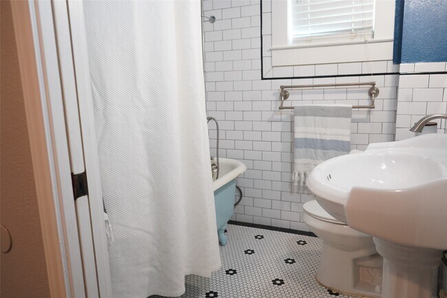 Building Photo - 6424 Central City Blvd