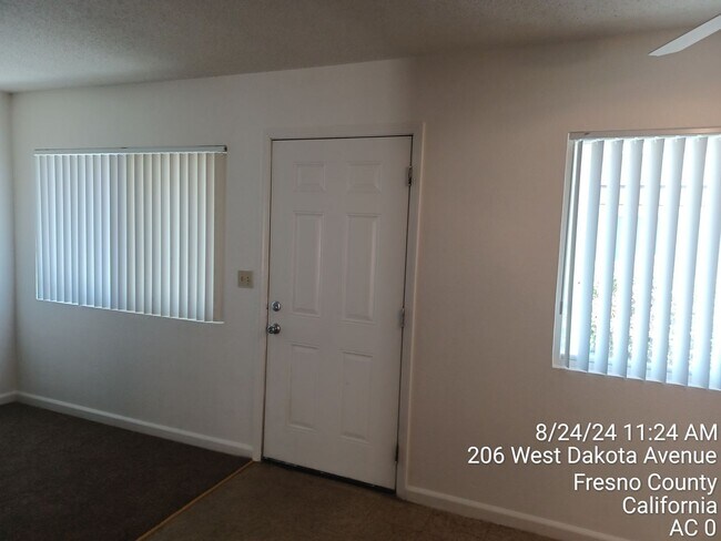 Building Photo - 2 bedroom 1 bathroom unit