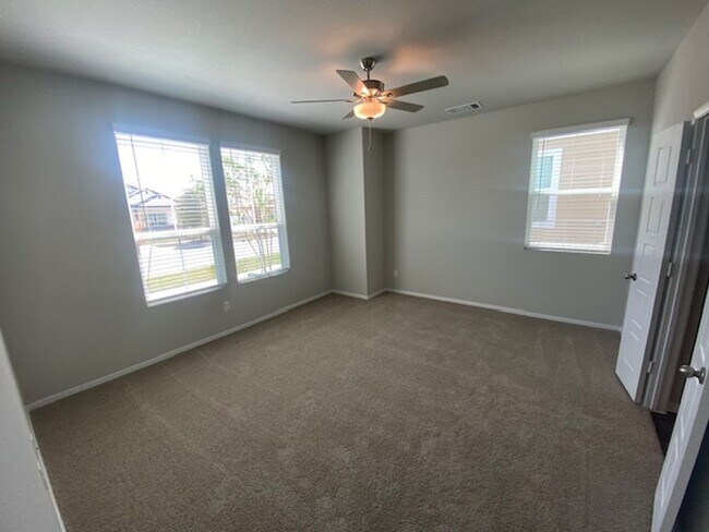 Building Photo - Brand New 4 Bed 2.5 Bath House with Large ...