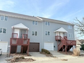 Building Photo - Updated Townhouse near Downtown Bloomington!