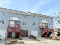 Building Photo - Updated Townhouse near Downtown Bloomington!