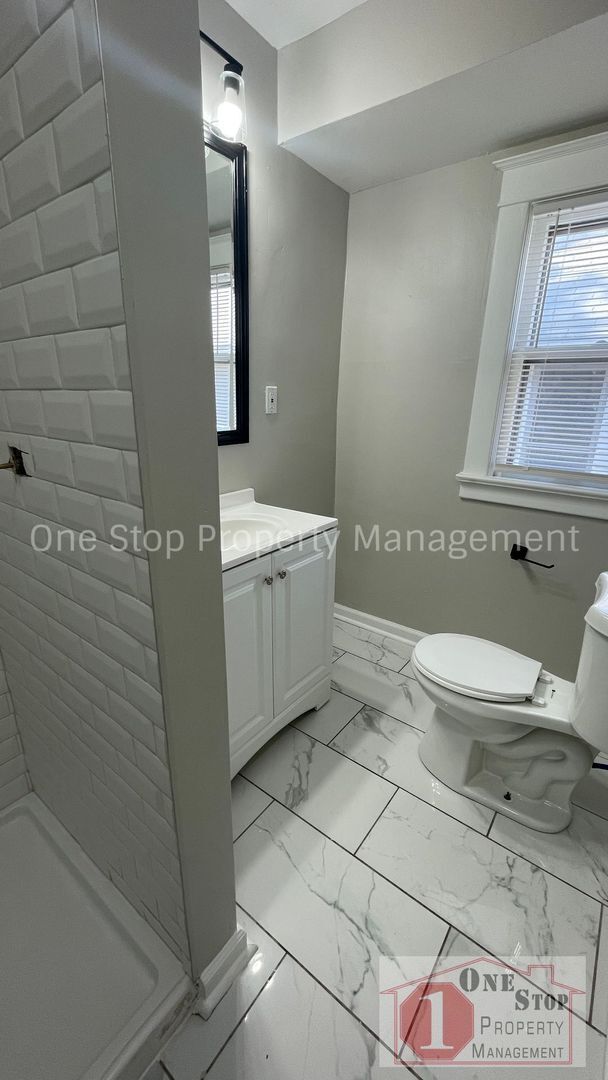 Building Photo - 3 Bedroom 1.5 Bathroom home in Kansas City!