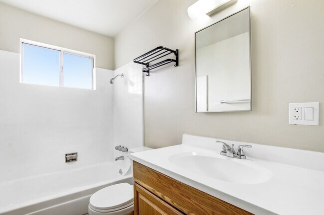 Building Photo - 2 Bed / 1 Bath Available Now!