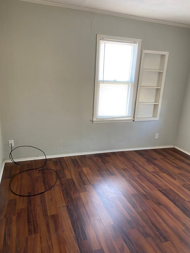 Building Photo - 1305 State St