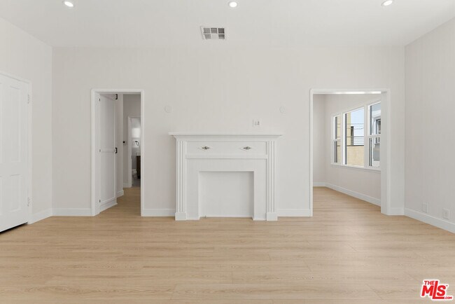Building Photo - 833 1/4 N Alfred St