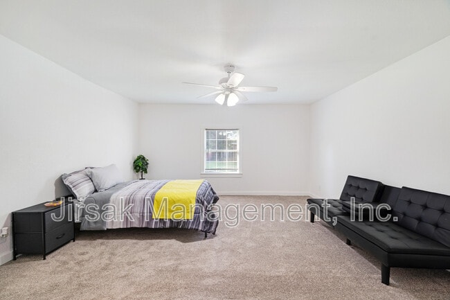 Building Photo - 660 16th St SE