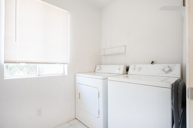 Building Photo - 1704 Monroe Ave