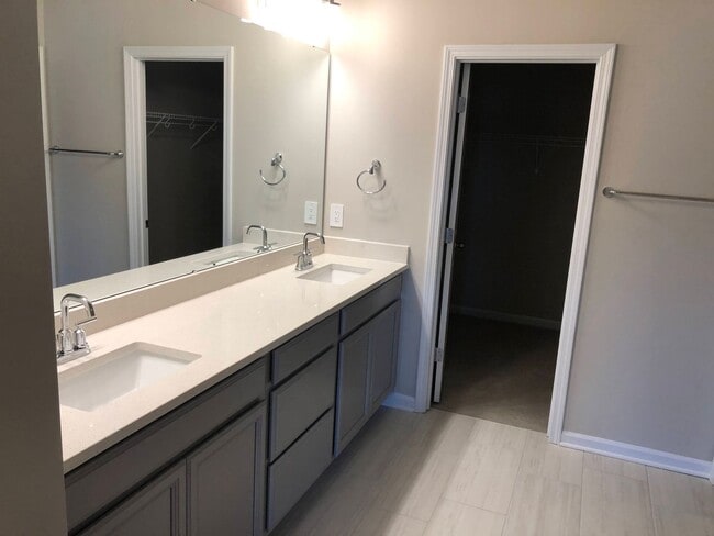 Building Photo - Modern 5 Bed | 3 Bath House in Cary