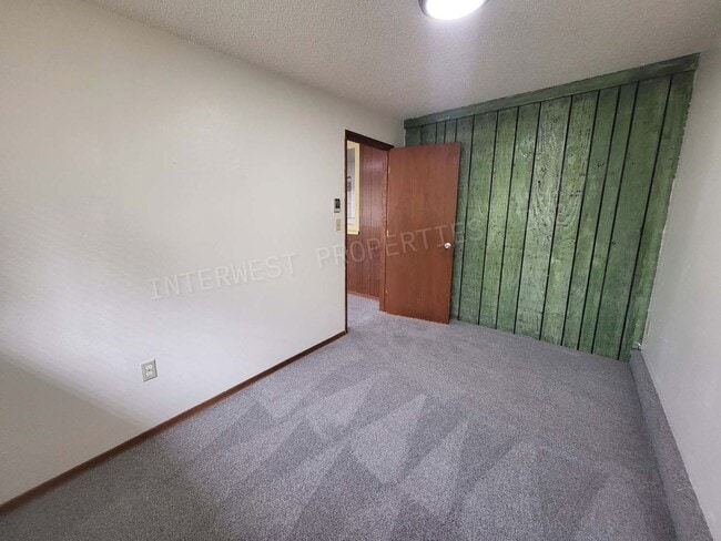 Building Photo - 3 Bd 1.5 ba Ranch Style Home in NE PDX With Washer/Dryer Hook-ups, Fenced Backyard & 2 Car Garage!