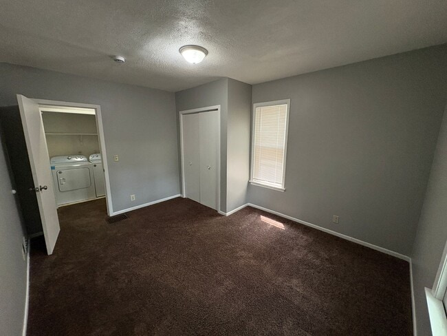 Building Photo - Charming 5-Bed Home Near Campus with Updat...