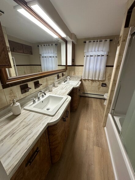 Shared Bathroom - 21 Radcliffe Ave