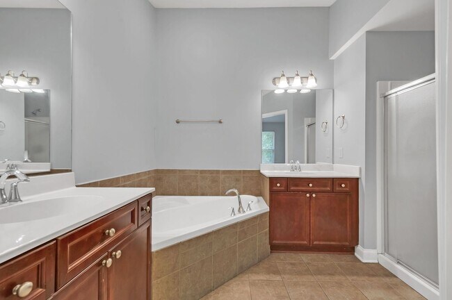 Building Photo - Awesome 3BE/2.5BA home in Bellevue!