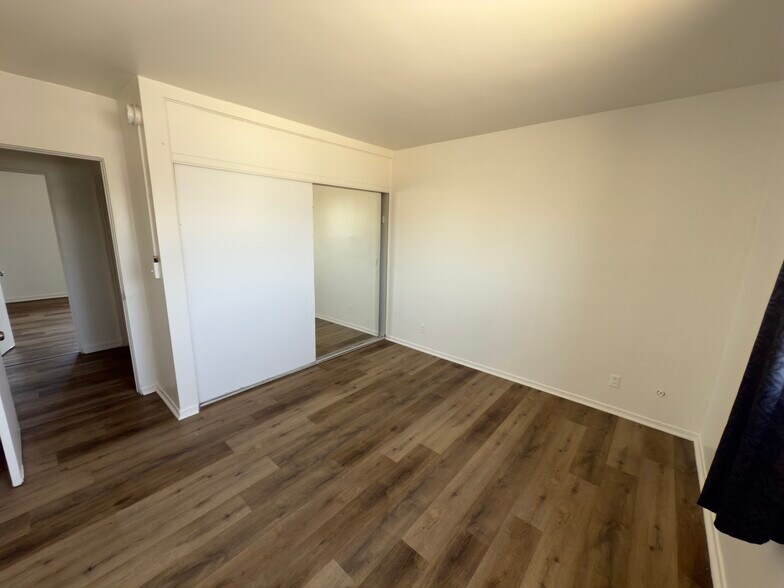 Building Photo - 704 W 105th St