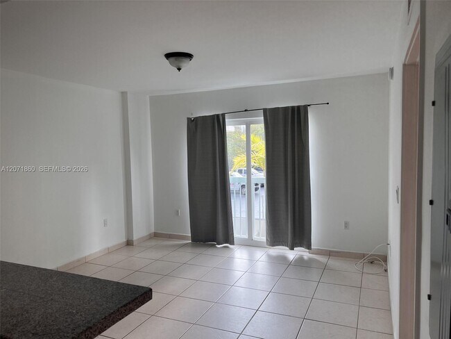 Building Photo - 2740 SW 28th Terrace