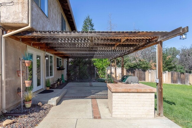 Building Photo - 4 Bedroom Home in West Redding