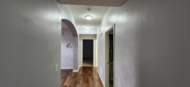 Building Photo - 590 Redwood Ln