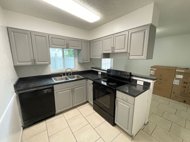 Building Photo - 2 Bed, 1.5 Bath Townhouse- The Reserve Floorplan