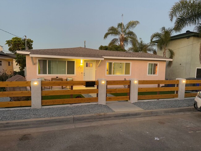 Building Photo - House close to the beach