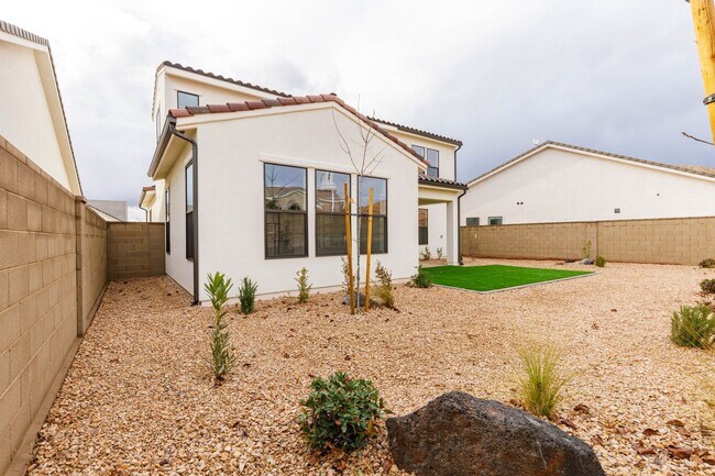 Building Photo - Beautiful New Home with access to community pool