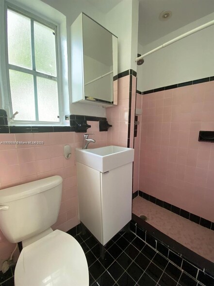 Building Photo - 668 NE 72nd Ter