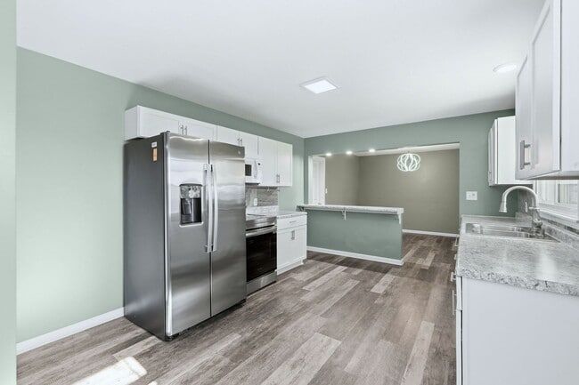 Building Photo - Updated 3BR Home with Fenced Yard & Garage