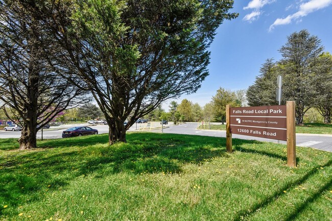 Building Photo - Great 5BR 3.5 Bath Home in Potomac!