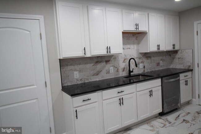 Building Photo - 3404 Elmwood Dr