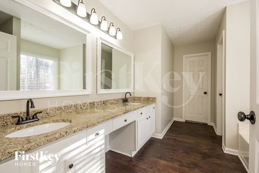 Building Photo - 3511 Wellsley Dr