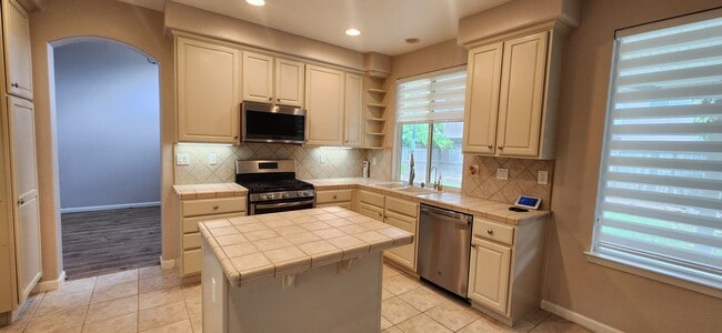 Building Photo - Beautiful 4 Bedroom Home in Elk Grove