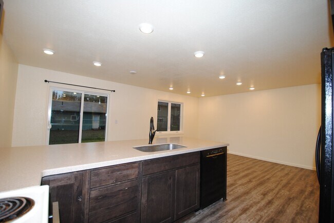 Building Photo - 4922/4924 Princeton Drive