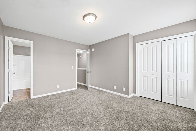 Building Photo - 2 Bedroom Pet Friendly Condo For Rent Near Beachaven Vineyard!