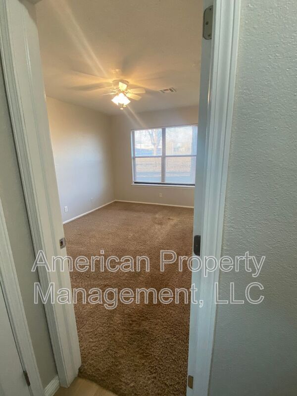 Building Photo - 1132 N Hickory Dr