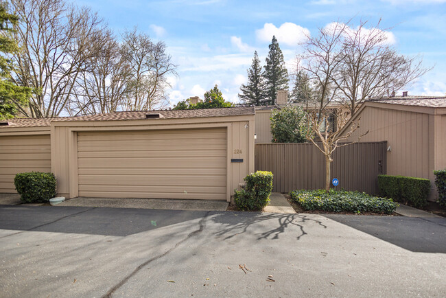 Building Photo - Charming 3-Bedroom Townhome near East Sacr...