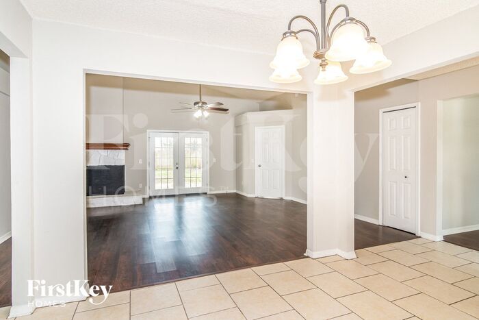 Building Photo - 8450 Sugartree Dr