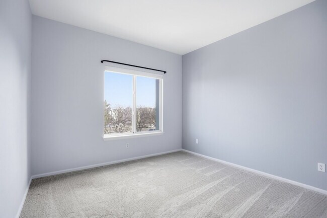 Building Photo - Two Bedroom Condo - Community Pool - Low Deposit - Move In Special