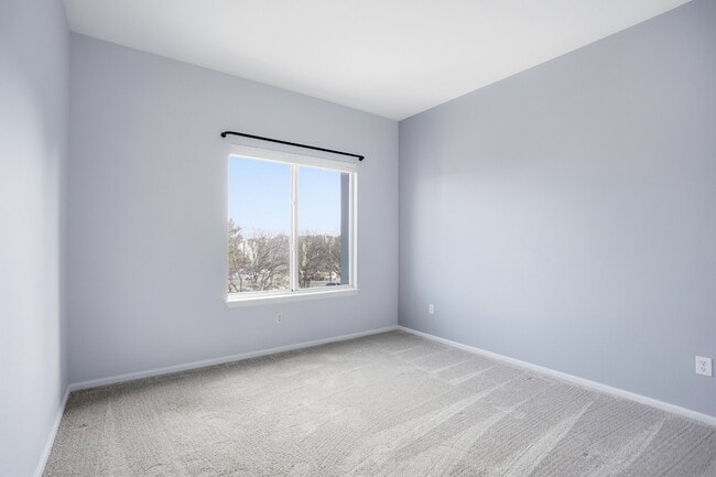 Building Photo - Updated Two Bedroom Condo in Great Location - Community Pool