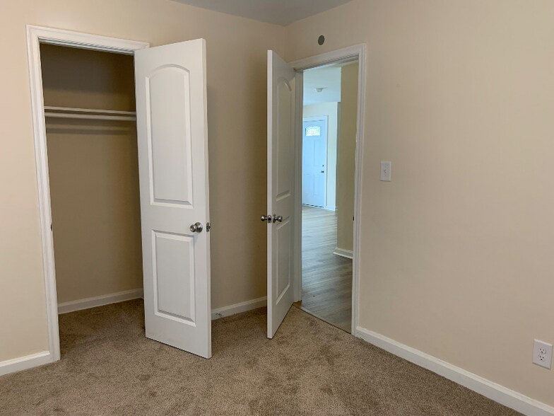 Building Photo - 631 Willow Dr
