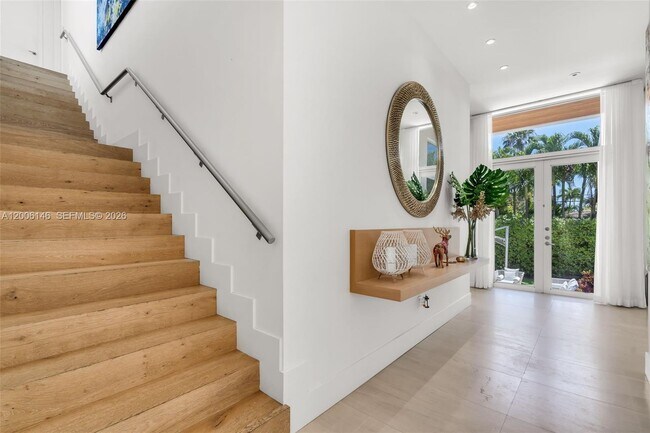 Building Photo - 230 W McIntyre St