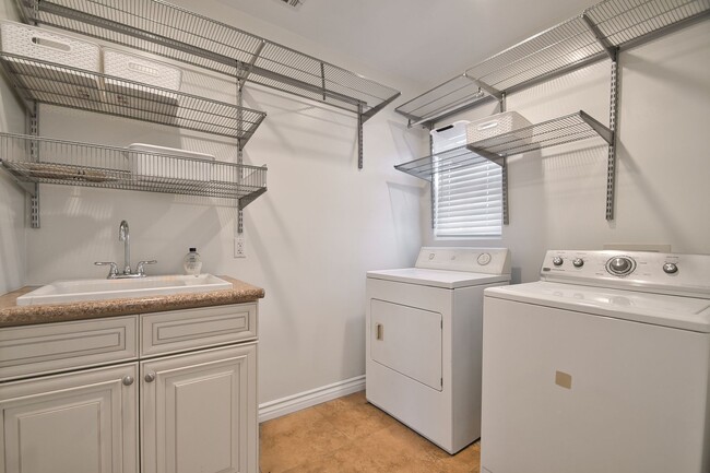 Building Photo - 2 Bed 2 Bath Home For Lease