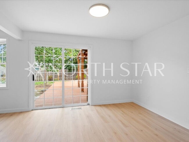Building Photo - Charming Updated One-Level Home with Spaci...