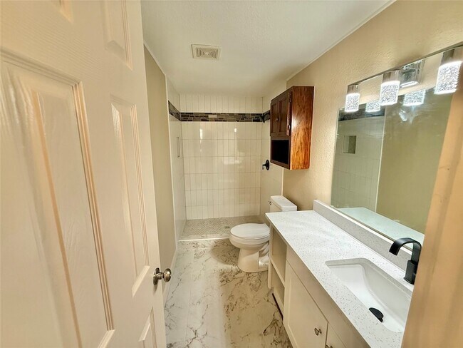 Building Photo - 417 Putman St