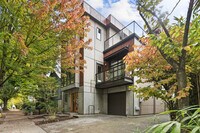 Building Photo - 504 NE Brazee St