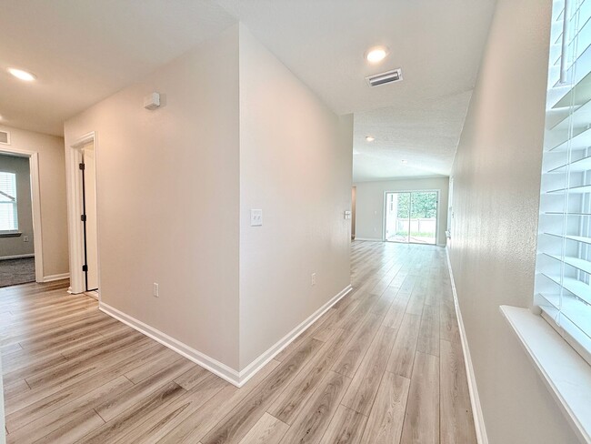 Building Photo - Beautiful 4BR Home with Open Floor Plan & Fully Fenced Backyard