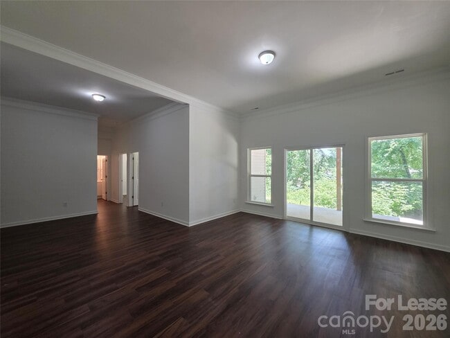 Building Photo - 595 Foxwood Dr SE