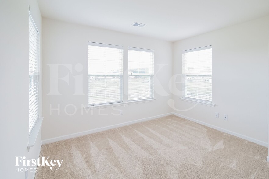 Building Photo - 152 Oyama Rd